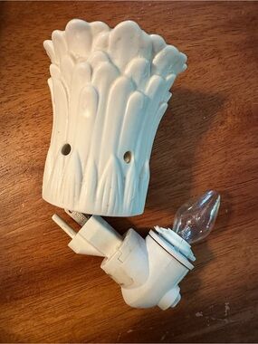 RETIRED Scentsy Shasta Daisy White Ceramic Floral Plug-In Warmer